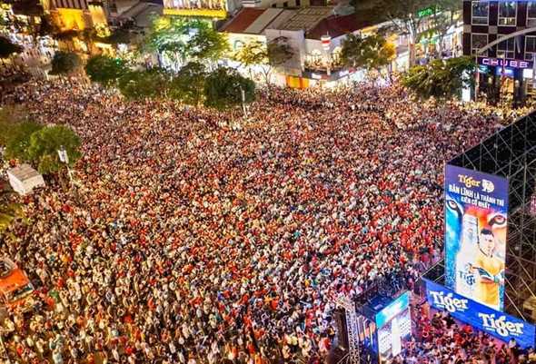 What a night for Vietnamese people, there was a great festival atmosphere everywhere in Vietnam.